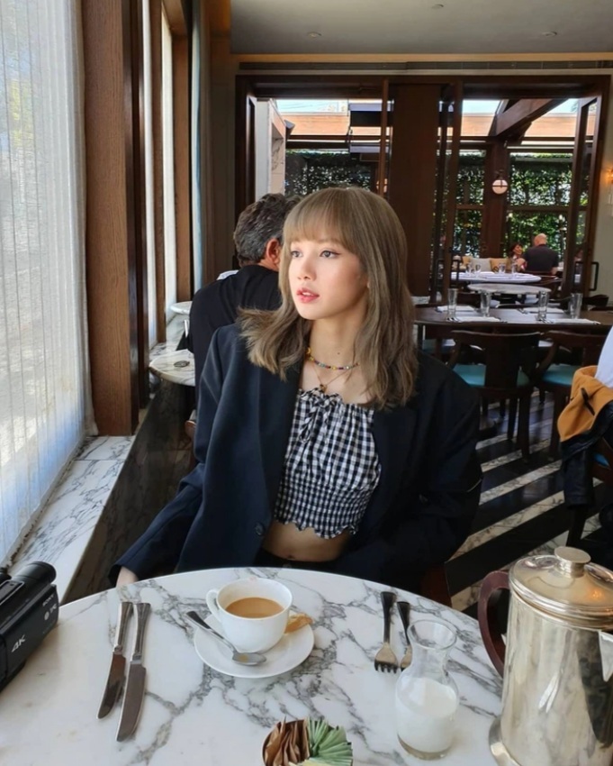  
Lisa xinh đẹp trong buổi hẹn hò và thỉnh thoảng đưa mắt nhìn đường phố qua cửa kính. (Ảnh: Instagram)