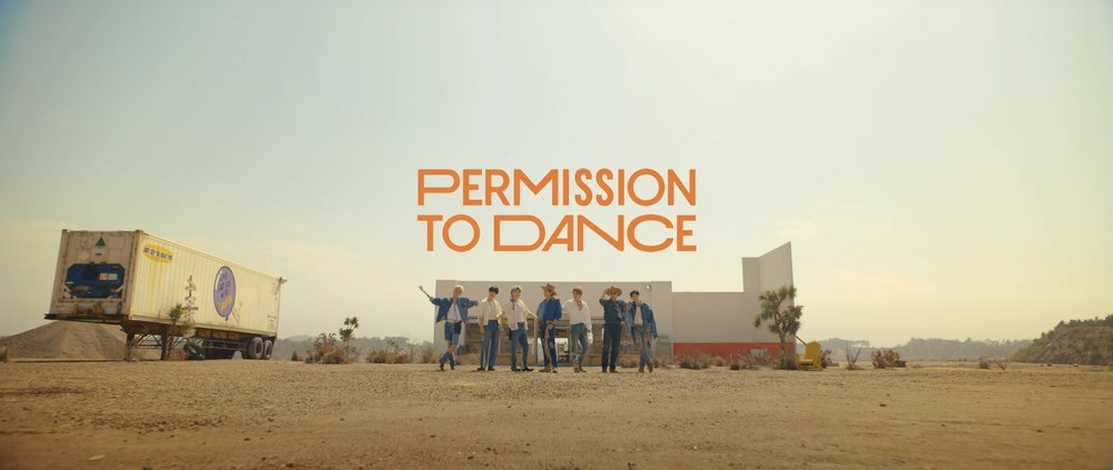  
BTS thể hiện khía cạnh năng động và nhiệt huyết qua MV Permission To Dance. (Ảnh: Chụp màn hình)