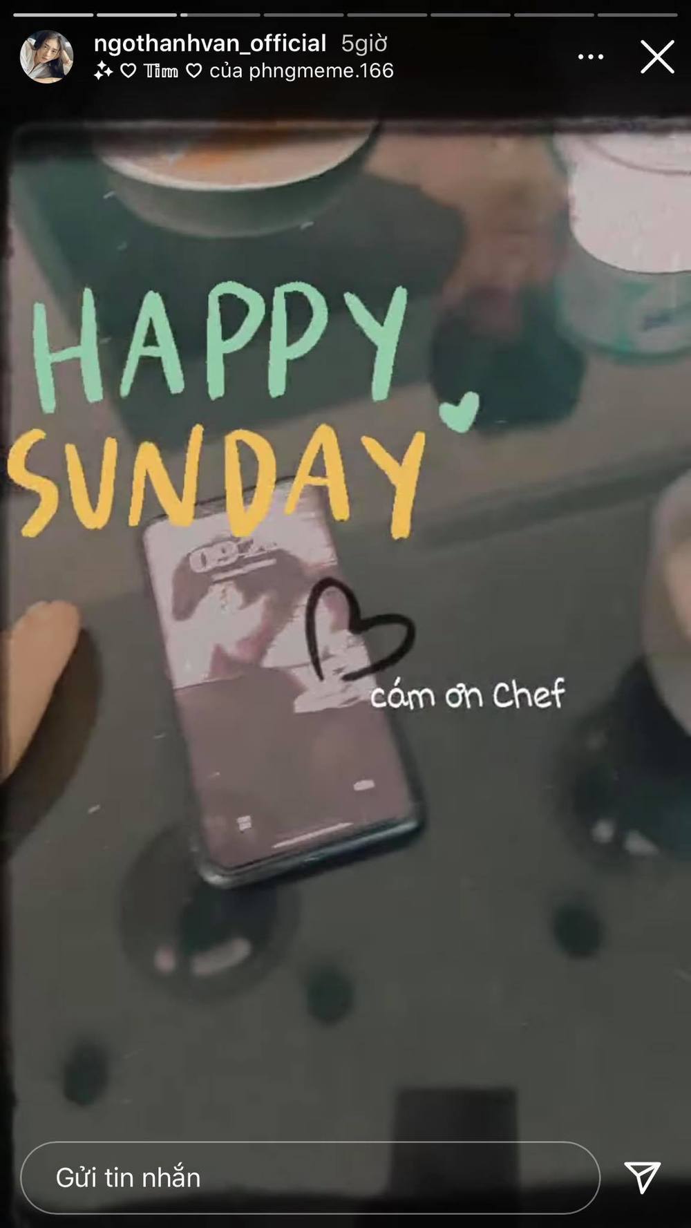  
Ngô Thanh Vân khoe bữa sáng tình yêu nhưng vô tình để lộ hình nền điện thoại là ảnh cô cùng Huy Trần. (Ảnh: Chụp màn hình)
