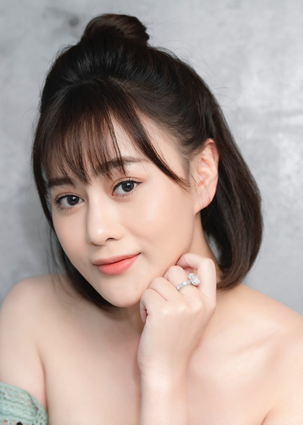 Gương mặt sau 3 năm thẩm mỹ đã hài hoà hơn. (Ảnh: FBNV) - Tin sao Viet - Tin tuc sao Viet - Scandal sao Viet - Tin tuc cua Sao - Tin cua Sao