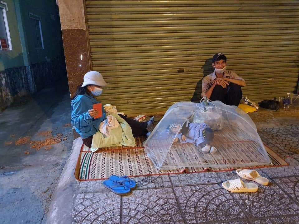  
Gia đình vì thiếu tiền trọ nên phải ra ngoài sống trên vỉa hè đường Lê Quang Định, quận Bình Thạnh. Ảnh chụp trước ngày 9/7. (Ảnh: Đại gia đình W.A.Y)