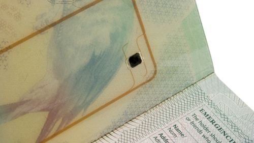  
Hộ chiếu gắn chip có độ bảo mật cao hơn hộ chiếu phổ thông. (Ảnh: RFI)