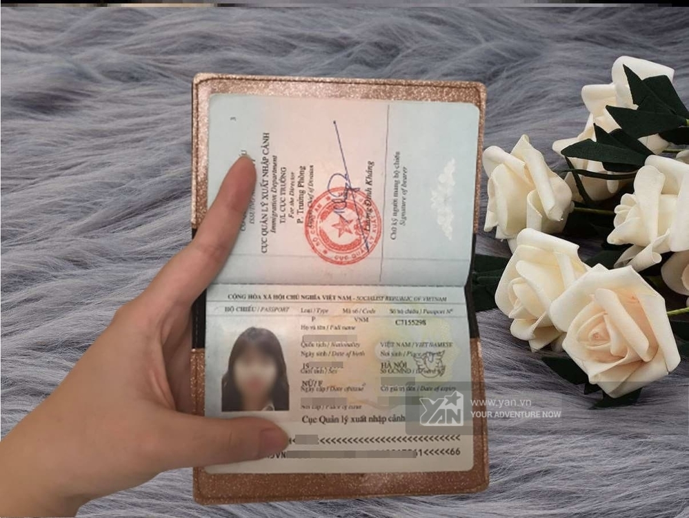  
Thông tin bên trong hộ chiếu gồm tiếng Việt và tiếng Anh.