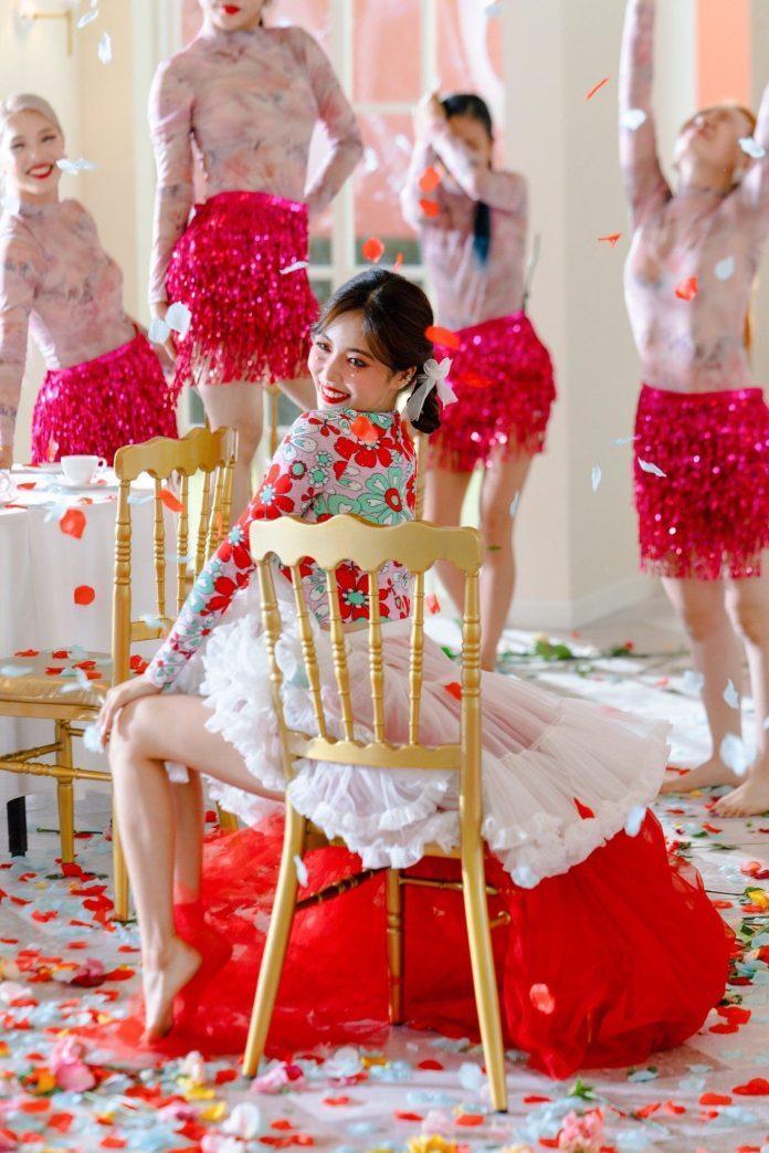  
HyunA trong bộ ảnh concept của era Flower Shower. (Ảnh: Twitter)