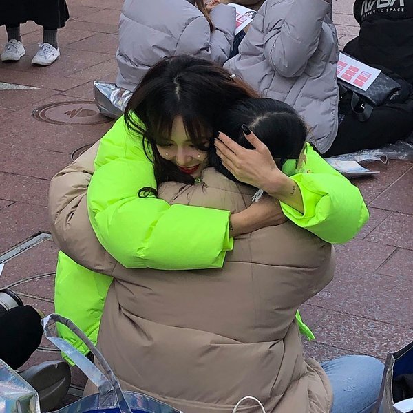  
HyunA ôm fan để bày tỏ sự biết ơn khi họ đã đứng chờ cô trong thời tiết giá rét. (Ảnh: Twitter)