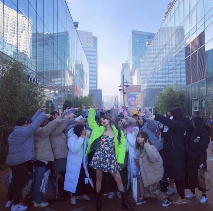  
HyunA chụp ảnh cùng các fan khi mặc những chiếc áo phao đắt tiền cô tặng. (Ảnh: Twitter)