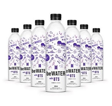  
 BTS đã từng uống chai nước 'beWATER with BTS' trong concert Map of the Soul ON:E. (Ảnh: Twitter)