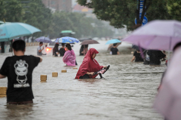  
Ngập lụt ở TP. Trịnh Châu. (Ảnh: Sohu)