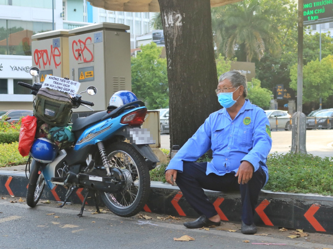  Ông Vinh đi ăn xin giữa đường phố Sài Gòn (Ảnh: Thanh niên)