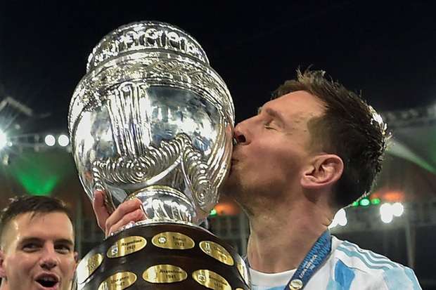  
Messi hôn cúp trong sung sướng. (Ảnh: Copa America 2021)