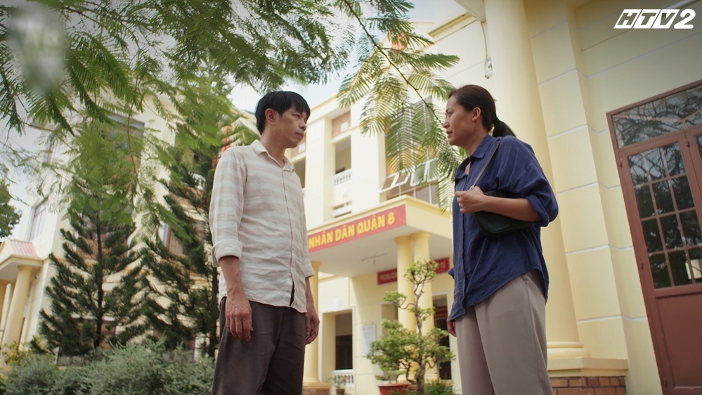  Ngọc và vợ vẫn chưa thể ký được tờ đơn ly hôn vì anh muốn kéo dài thủ tục. (Ảnh: HTV)
