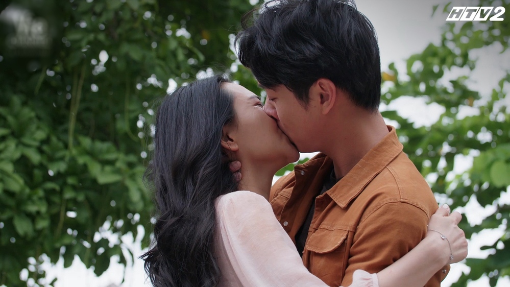  Dư và Trúc đã làm hòa bằng nụ hôn say đắm. (Ảnh: HTV)