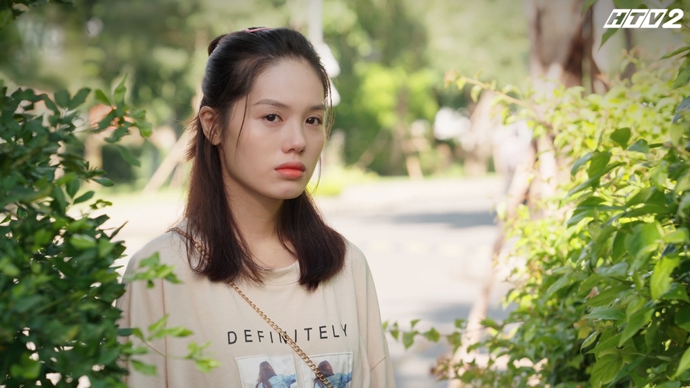  Trinh khó chịu ra mặt khi tìm đến tận nhà thấy Dư đang bên Trúc. (Ảnh: HTV)