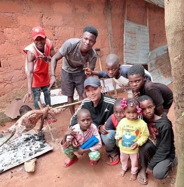 Quang Linh cùng nhóm bạn thường xuyên làm từ thiện giúp đỡ trẻ em và các ngôi làng nghèo khổ tại Angola.