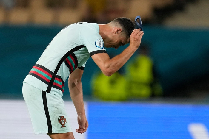  
Ronaldo thất vọng ném băng đội trưởng. (Ảnh: VTV)