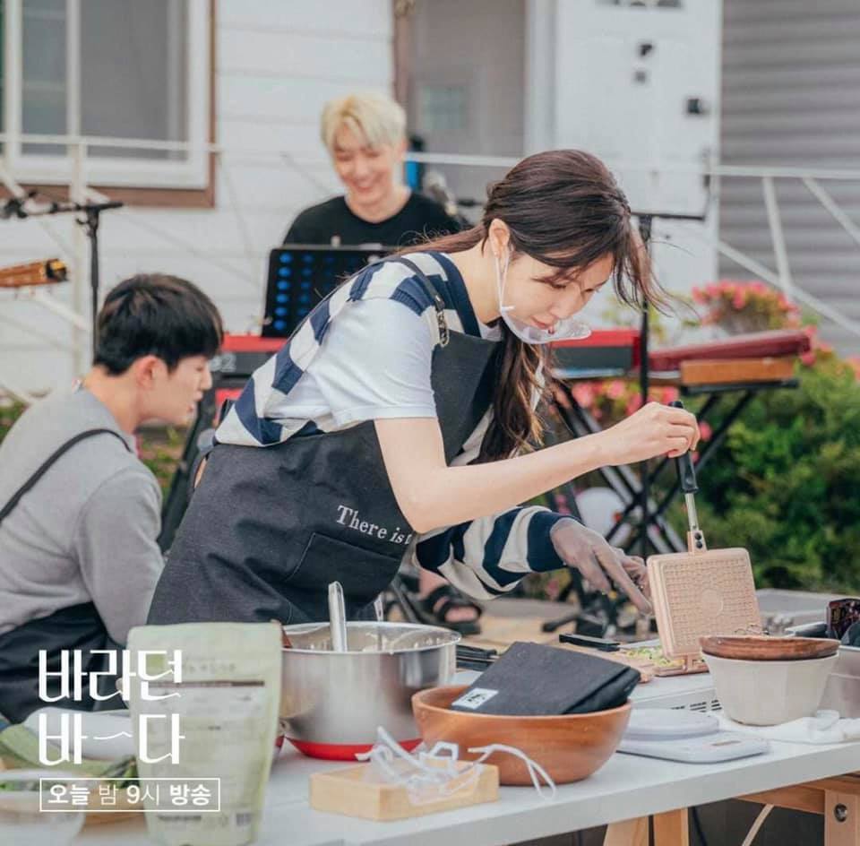  Nấu ăn thôi mà Ji Ah cũng rất thần thái. (Ảnh: JTBC)