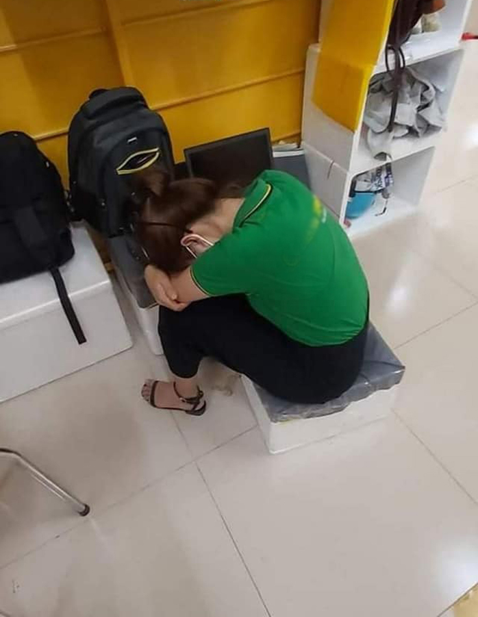 Nhân viên tại khu chợ gục ngủ tại chỗ sau giờ tăng vọt. (Ảnh: B.T) Nhân viên tại khu chợ gục ngủ tại chỗ sau giờ tăng vọt. (Ảnh: B.T)