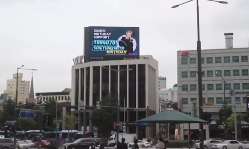  
Một trong những biển quảng cáo cỡ lớn mà fan đầu tư cho Sơn Tùng M-TP. (Ảnh: Chụp màn hình)