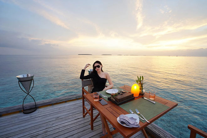 Tại Maldives, Phương Anh thưởng thức những bữa ăn đắt đỏ. (Ảnh: Hoa hậu VN)