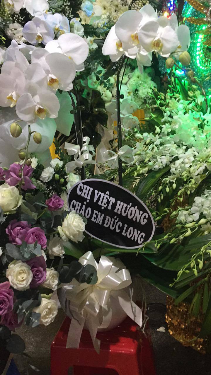  
Nghệ sĩ Việt Hương cũng gửi hoa viếng đến tiễn biệt người em đồng nghiệp. (Ảnh: FBNV) - Tin sao Viet - Tin tuc sao Viet - Scandal sao Viet - Tin tuc cua Sao - Tin cua Sao