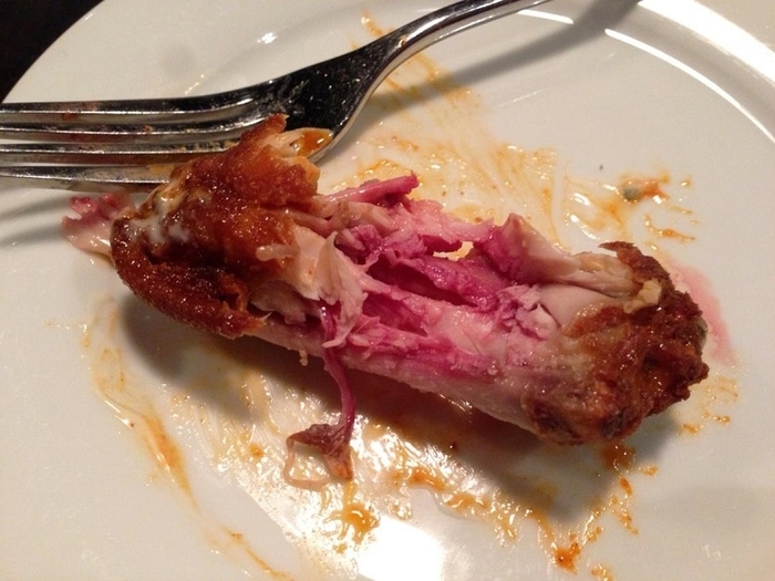  
Thịt gà chưa chín kĩ thường gây hại cho sức khoẻ. (Ảnh minh hoạ: Pinteretst)