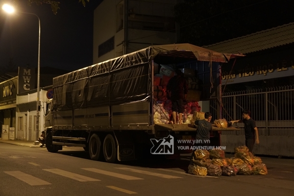  
Chuyến xe chở lương thực từ Đà Lạt cập bến Sài Gòn.