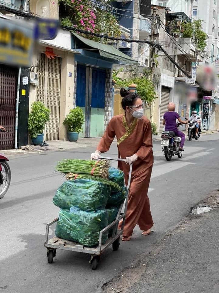 
Không ngại nặng nhọc từng bó rau được gửi đến mọi người, Nhật Kim Anh hy vọng những ngày sắp tới thực hiện chỉ thị 16, người dân sẽ có thêm đồ ăn. (Ảnh: FBNV) - Tin sao Viet - Tin tuc sao Viet - Scandal sao Viet - Tin tuc cua Sao - Tin cua Sao