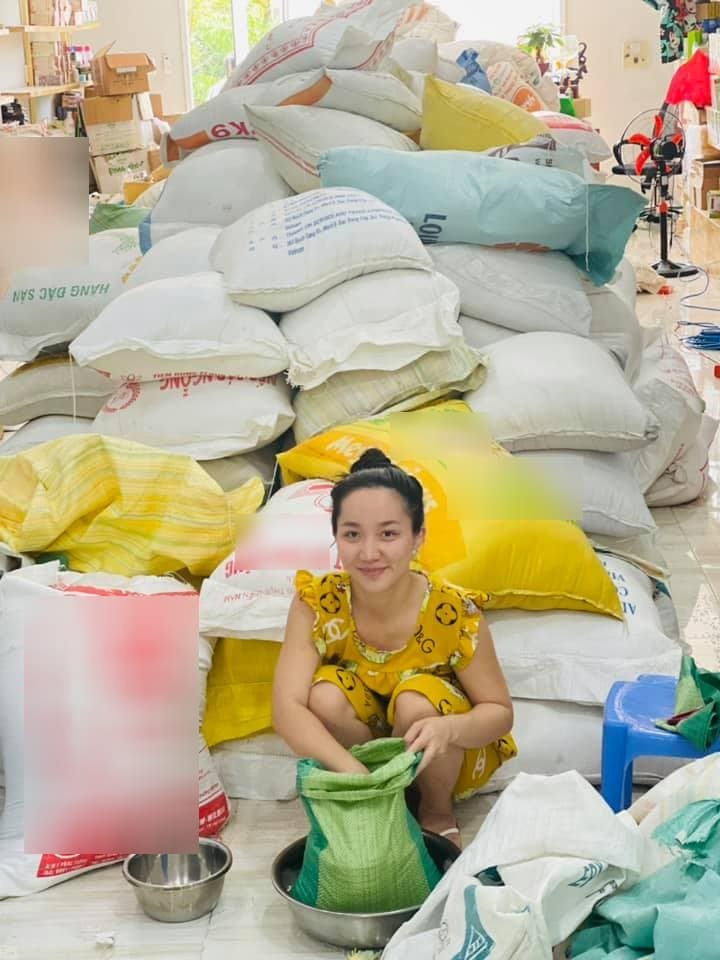  
Bà xã Lê Dương Bảo Lâm tặng gạo để người nghèo cải thiện cuộc sống. (Ảnh: FBNV)