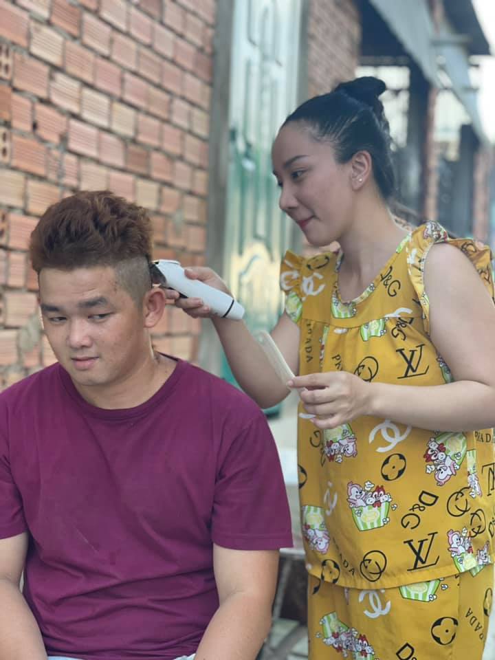  
Quỳnh Quỳnh tự tay cắt tóc cho nhân viên. (Ảnh: FBNV) - Tin sao Viet - Tin tuc sao Viet - Scandal sao Viet - Tin tuc cua Sao - Tin cua Sao