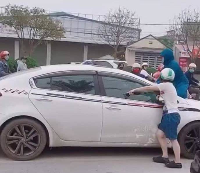  
Hai người phụ nữ bắt ghen bằng cách chặn đầu ô tô. (Ảnh: Gia Đình và Pháp Luật)