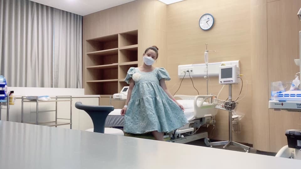  
Vy Oanh tươi tắn chụp ảnh trong lúc đợi bác sĩ và ê-kíp vào phòng sinh. (Ảnh: FBNV)