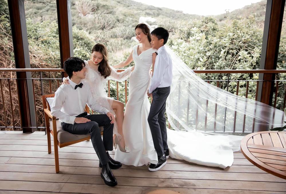  
Ba con đi chụp ảnh cưới với mẹ tại Ninh Thuận. - Tin sao Viet - Tin tuc sao Viet - Scandal sao Viet - Tin tuc cua Sao - Tin cua Sao