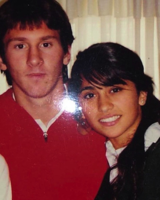  
Messi cùng bà xã thuở mới yêu. (Ảnh: Twitter)
