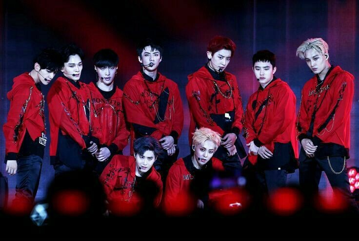  
Sân khấu Monster rực đỏ đầy nhiệt huyết của EXO 9 thành viên. (Ảnh: Pinterest)