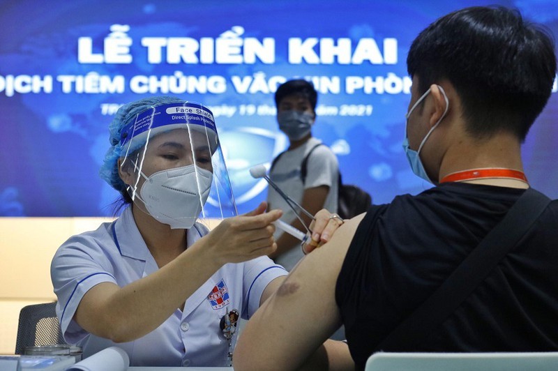  Việt Nam đẩy mạnh việc tiêm vaccine ngừa Covid-19. (Ảnh: Pháp Luật TP.HCM)