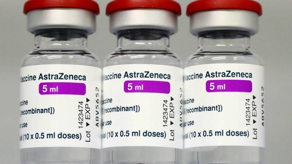  
Vaccine của tập đoàn AstraZeneca cũng có hiệu quả rất tốt trong việc bảo vệ người mắc Covid-19 khỏi nguy cơ diễn tiến nặng và không qua khỏi. (Ảnh: RFI)