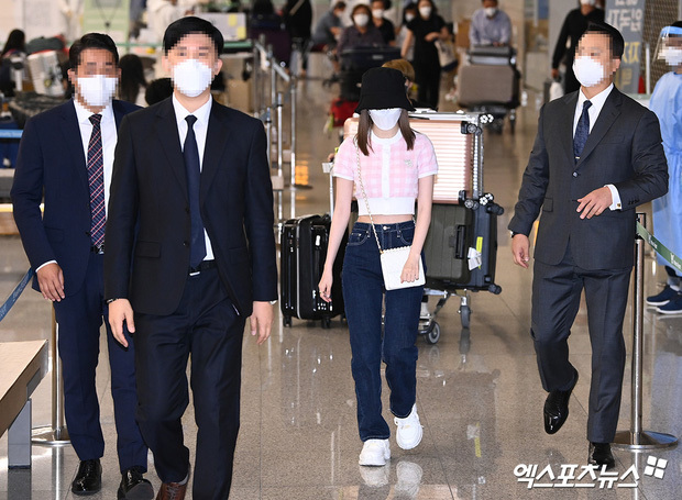  
Hình ảnh dàn vệ sĩ của BTS bảo vệ Sakura tại sân bay. (Ảnh: Twitter)