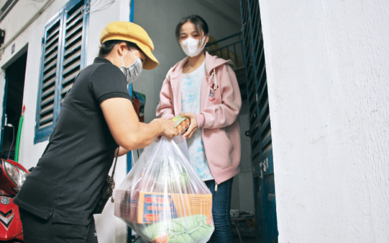 Nhiều chủ nhà trọ hỗ trợ lương thực, thực phẩm cho người thuê phòng trong mùa dịch. (Ảnh: Nhân Dân)