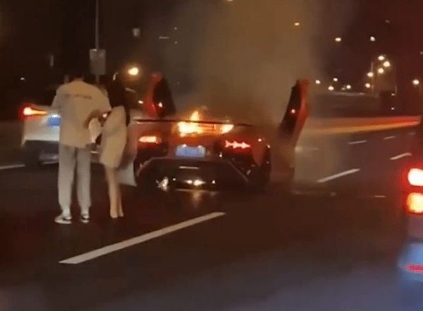  
Chiếc xe bị cháy nhưng anh chàng chỉ quan tâm bạn gái có sợ không. (Ảnh: Suho)
