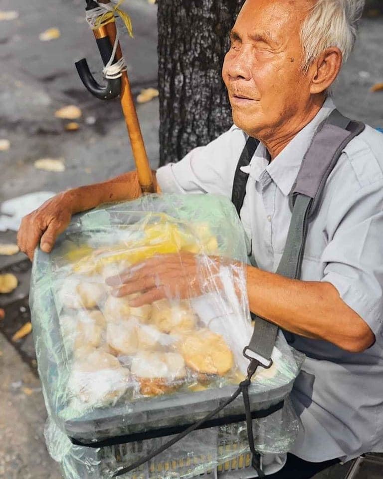 Hình ảnh cụ vất vả mưu sinh chỉ bằng giỏ bánh nhỏ khiến nhiều người xúc động. (Ảnh: Trúc Phương Nguyễn Đỗ)