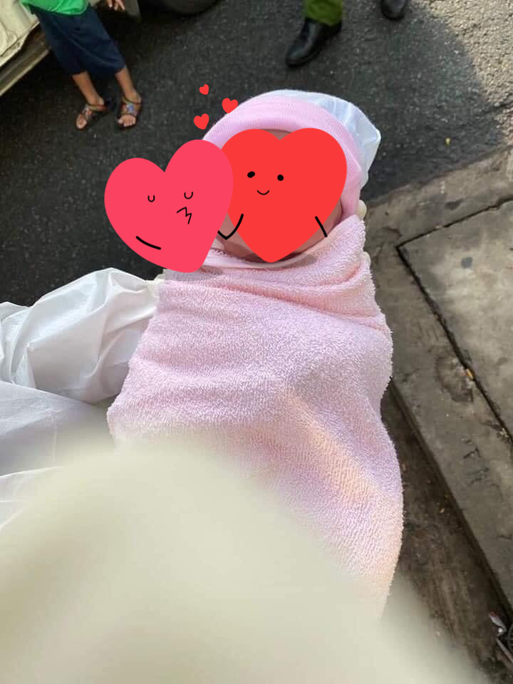 Nhờ sự giúp đỡ của các anh công an, em bé đã chào đời khỏe mạnh. (Ảnh: Người Lao Động)