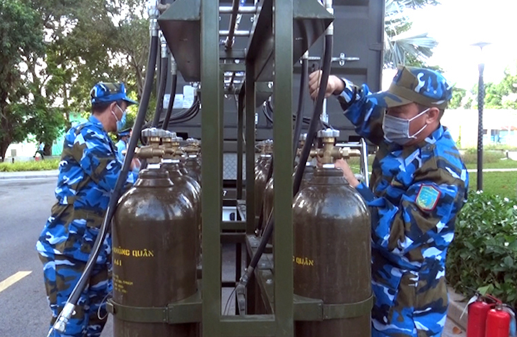  
Một trạm sản xuất oxy lưu động do các cán bộ, chiến sĩ Trung đoàn 925 (Sư đoàn 372) vận hành. (Ảnh: VnExpress)