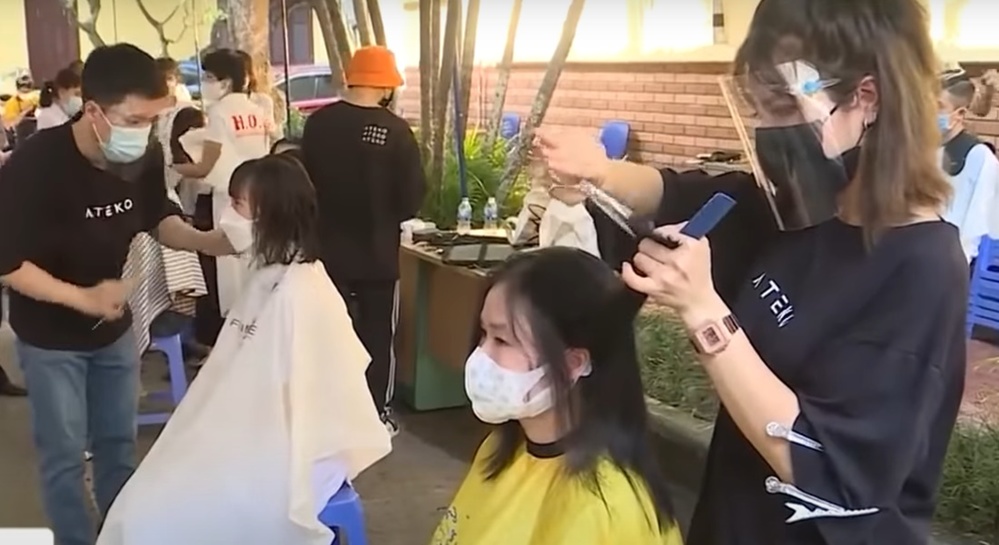  
Các bác sĩ Bệnh viện Việt Đức cắt tóc trước khi lên đường. (Ảnh: Chụp màn hình)