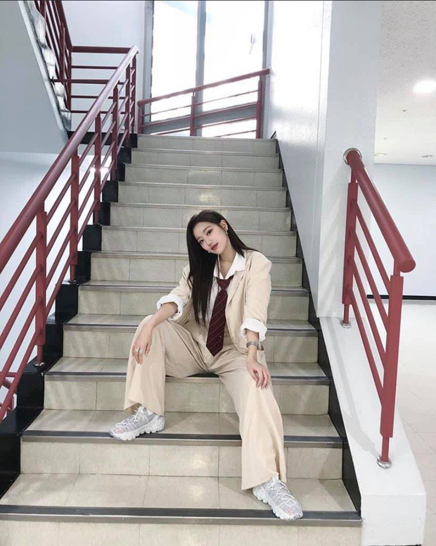  
Naeun nhận nhiều lời khen nhờ bức ảnh được chụp ở cầu thang. (Ảnh: Instagram)