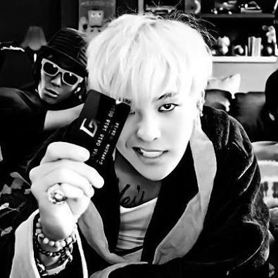  
Bằng danh tiếng và sự thành công, trưởng nhóm BIGBANG là nam thần tượng đầu tiên sở hữu Black card. (Ảnh: Twitter)