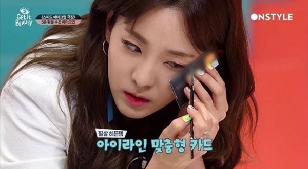  
Dara gây sốt khi công khai thẻ tín dụng trên sóng truyền hình. (Ảnh: Chụp màn hình)