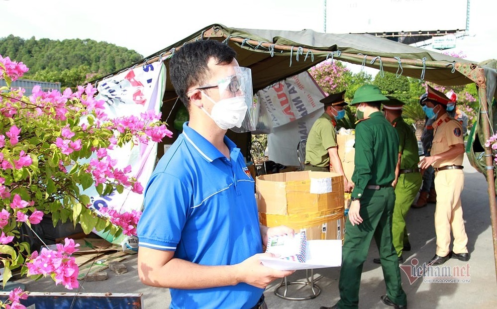 Anh Nguyễn Duy Cương - người đã bỏ hàng trăm triệu đồng vào phong bì để phát cho bà con. (Ảnh: Vietnamnet)