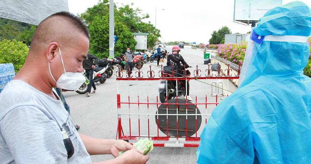 Anh Sơn cầm cả cọc tiền chuẩn bị phát cho bà con. (Ảnh: Vietnamnet)