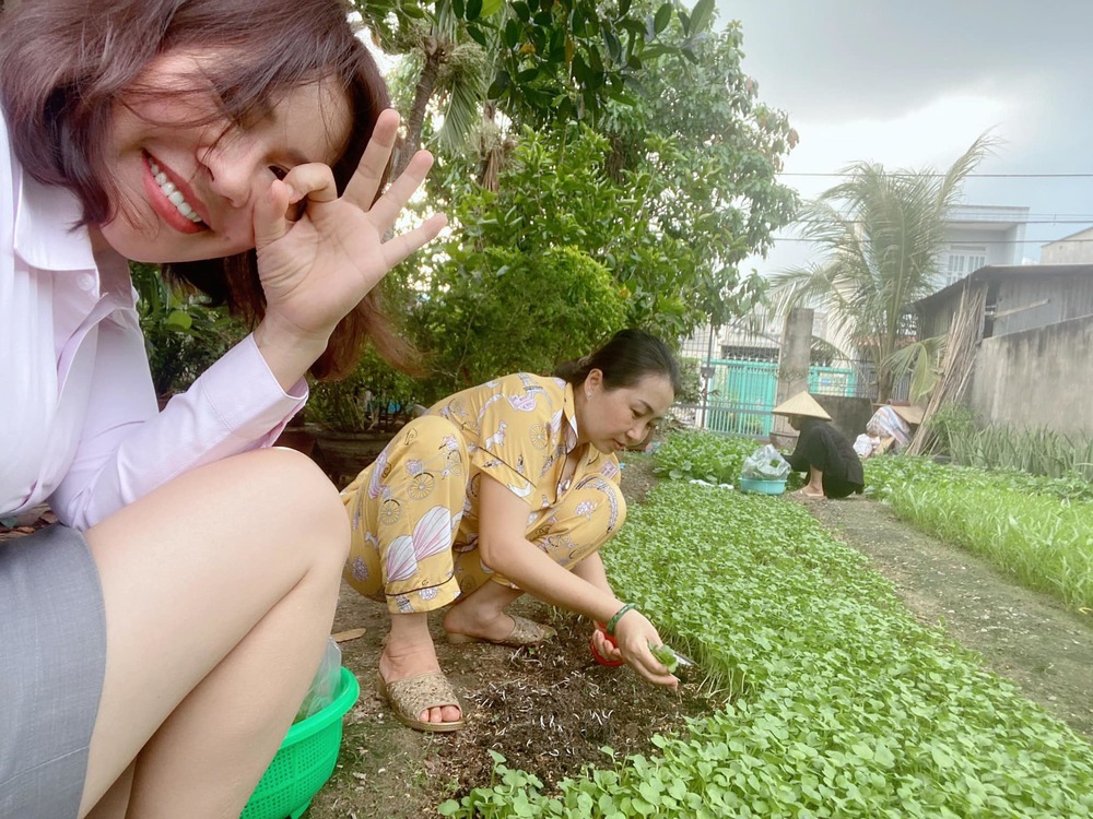  
Nữ đại gia thích thú khi ra vườn hái rau, phụ việc. (Ảnh: FBNV) - Tin sao Viet - Tin tuc sao Viet - Scandal sao Viet - Tin tuc cua Sao - Tin cua Sao