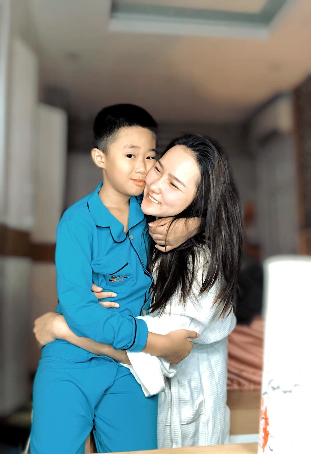  
Huỳnh Như và con riêng của chồng rất thân thiết. (Ảnh: FBNV)